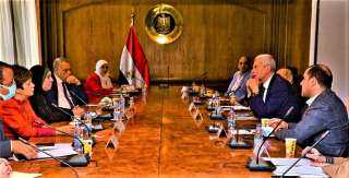 وزيرة التجارة تعقد اجتماع مع...