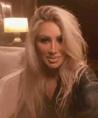 شاهد.. الفنانة مايا دياب تقبل...