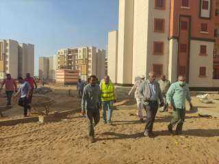 مسئولو ”الإسكان” يتابعون سير العمل...