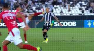 شاهد.. مدافع برازيلي يصدم عالم...
