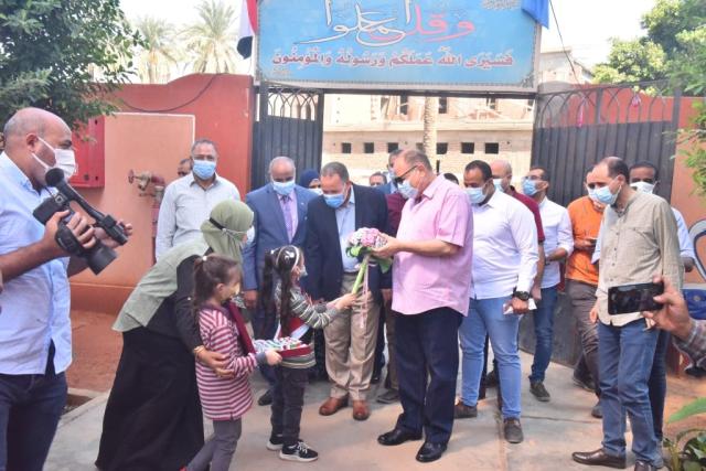 محافظ أسيوط يتفقد عددًا من المدارس لمتابعة انتظام العملية التعليمية في بداية العام الدراسي الجديد