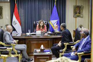 محافظ دمياط تبحث مع ممثلى...