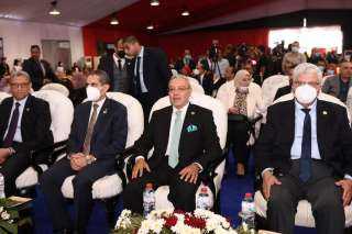 وزير التعليم العالى يستعرض تقريرًا...