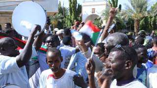 مئات السودانيين يعتصمون في الخرطوم...