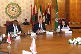 وزير النقل يترأس إجتماع الدورة...