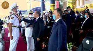 بالفيديو.. السيسي يمنح أوائل الخريجين...