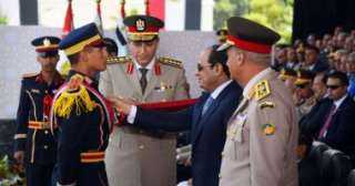 السيسي يمنح أوائل الخريجين بالكليات...