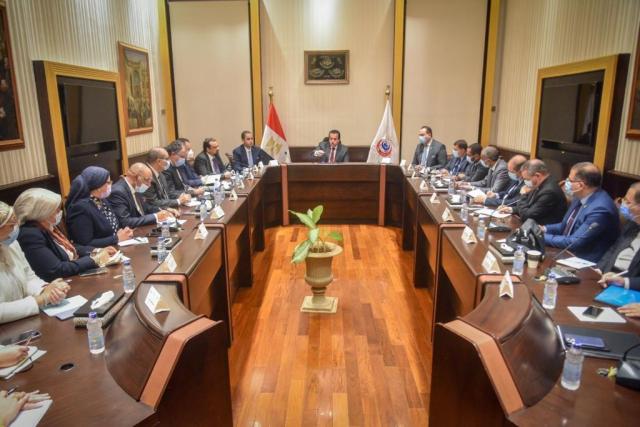 وزير التعليم العالي والقائم بعمل وزير الصحة يجتمع بقيادات وزارة الصحة والسكان