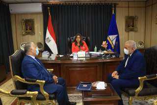 محافظ دمياط تلتقى مع مدير...