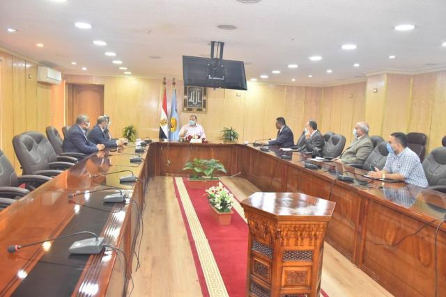 محافظ أسيوط يعقد اجتماعاً تنسيقياً مع وفد مؤسسة مصر الخير لإنشاء مدارس مجتمعية بالقرى الأكثر احتياجاً