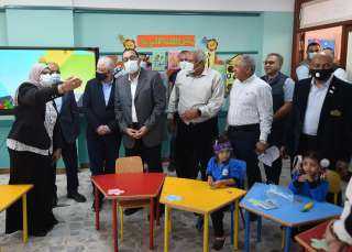 رئيس الوزراء يتفقد المدرسة المصرية...
