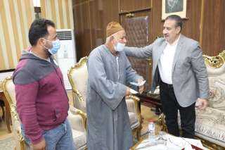 محافظ المنوفية يلتقى والد ”...
