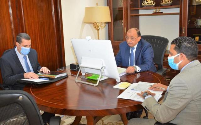 وزير التنمية المحلية يتابع مع محافظ القاهرة المشروعات الخدمية الجارية بالعاصمة