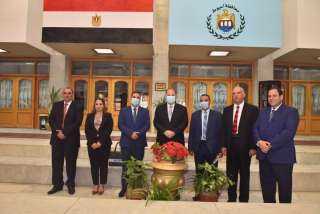 محافظ أسيوط يلتقي رئيس الجهاز...