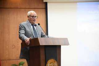محافظ بورسعيد يتابع مستجدات العمل...