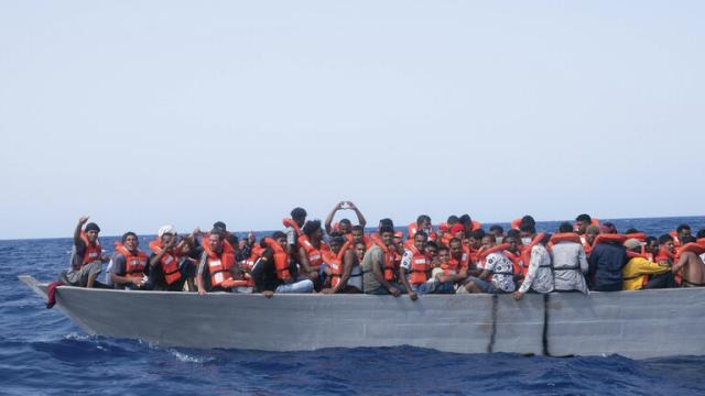 خفر السواحل الإيطالي ينقذ مئات المهاجرين قبالة ساحل كالابريا