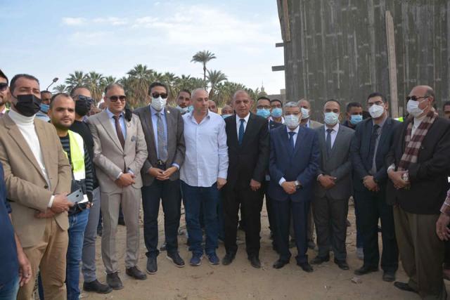 محافظ المنيا يتفقد عددا من مشروعات قطاعي الصحة والرصف بمركز بني مزار