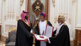 السلطان هيثم بن طارق يمنح...