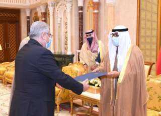 سفير مصر لدى الكويت يُقدم...