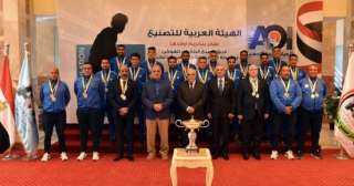 رئيس العربية للتصنيع يكرم فريق...