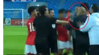 شاهد.. تصرف مساعد مدرب منتخب...