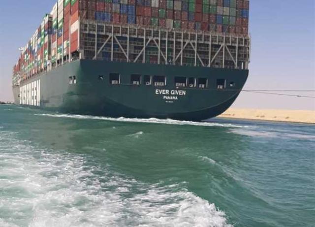 ”إيفرجيفن” تصل البحيرات المرة بالإسماعيلية وتستكمل رحلتها بالقناة الجديدة