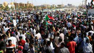 الشرطة السودانية تطلق الغاز المسيل...