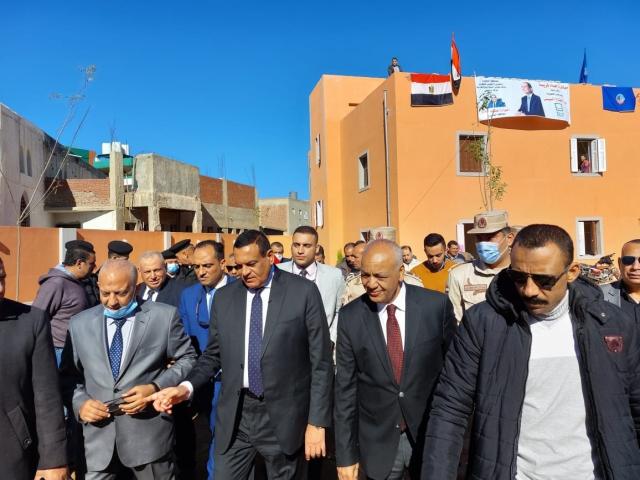 محافظ البحيرة يتفقد الأعمال الجاري تنفيذها بقرية الأبعادية بمركز دمنهور