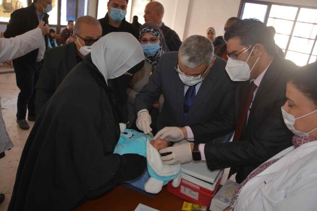 محافظ المنيا يطلق حملة التطعيم ضد مرض شلل الأطفال من المركز الطبي بحي الشباب والمستقبل
