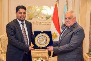 رئيس العربية للتصنيع يستقبل وزير...