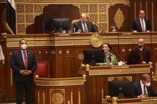 وزيرة البيئة تستعرض الخطة الوطنية...