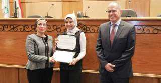 وزيرة البيئة تكرم طالبات الجامعة...
