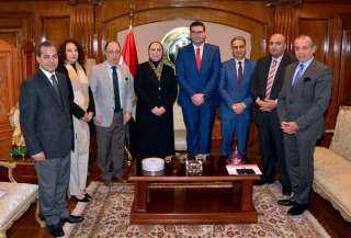وزيرة التجارة تبحث مع وزير...