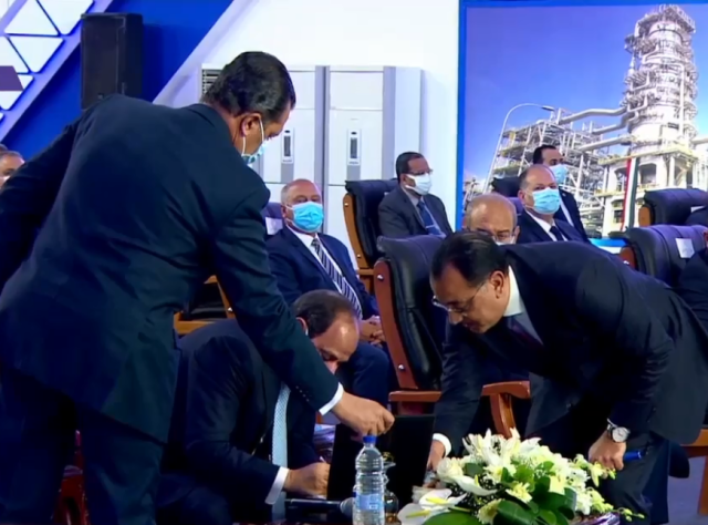 بالفيديو.. لحظة توقيع الرئيس السيسي على النسخة الأولى من الكتاب الخاص بالرؤية والإنجازات وتوثيق كل المشروعات التي قامت بها الدولة خلال 7 سنوات