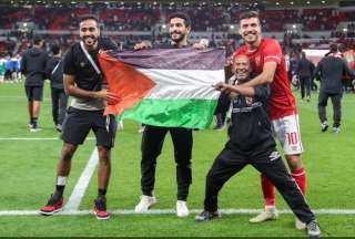 لاعبو الأهلي المصري يرفعون علم...