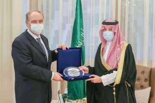 أمير المنطقة الشرقية يستقبل سفير...