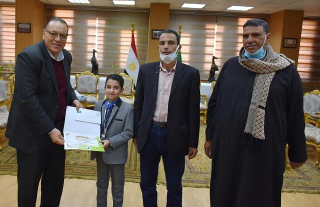 محافظ الشرقية يُكرم الطفل المعجزة ابن أبو حماد لحصوله على المركز الثاني في المسابقة العالمية لحفظ القرآن الكريم