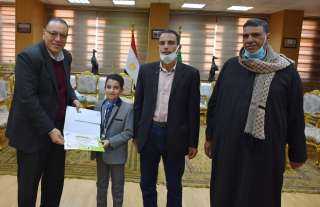 محافظ الشرقية يُكرم الطفل المعجزة...