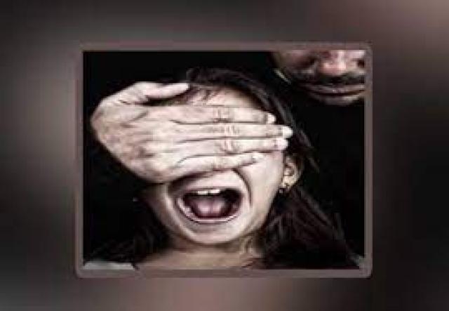 ذئب بشري يعتدي جنسيًا على طفلتين في البحيرة