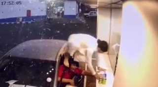 بالفيديو.. أمير سعودي يعلق بأبيات...