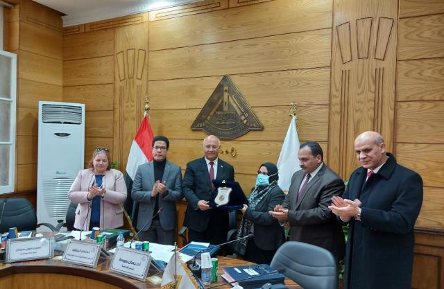 مجلس جامعة بنها يكرم عميدة كلية التمريض