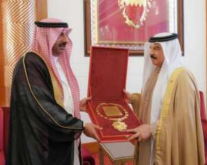العاهل البحريني يتسلم قلادة ”أبو...