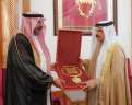 العاهل البحريني يتسلم قلادة ”أبو...