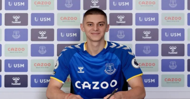 نادي إيفرتون الإنجليزي يعلن عن أولى صفقاته الشتوية