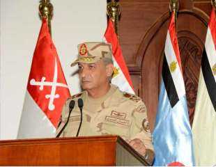 وزير الدفاع يتفقد عدد من...