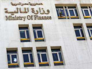 مستشار وزير المالية يتفقد قاعة...