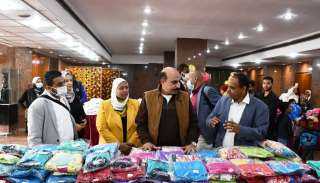 محافظ أسوان يتفقد معرض كسوة...