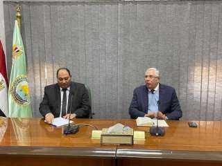 وزير الزراعة يبحث مع قيادات...