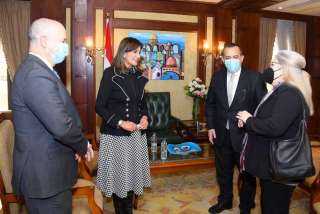 وزيرة الهجرة تبحث مع السفير...