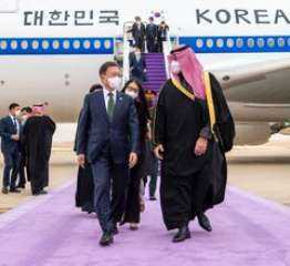 ولي العهد السعودي يستقبل رئيس...